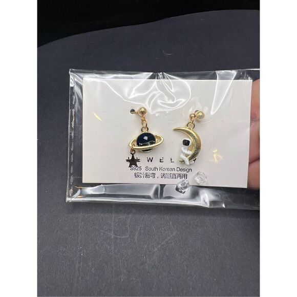 New! Mini Lot of Gold Tone Blue Space Astronaut Themed Fashion Earrings - Picture 6 of 6